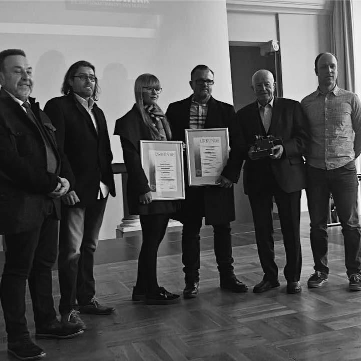 Verleihung einer Urkunde an das Team der Schlosserei Didszun