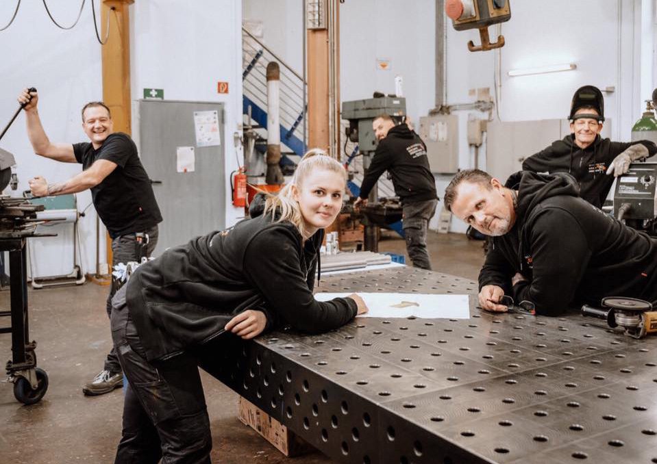 Das Team der Schlosserei Didszun gemeinsam an der Schweißwerkbank