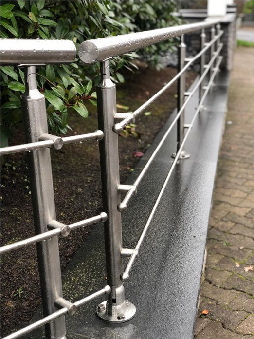 Edelstahlgeländer an einer Terrassenmauer