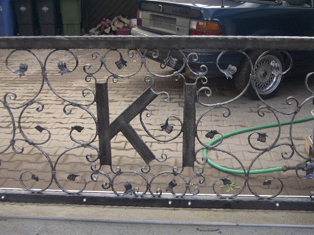 Schmiedeeisernes Geländer mit Monogramm