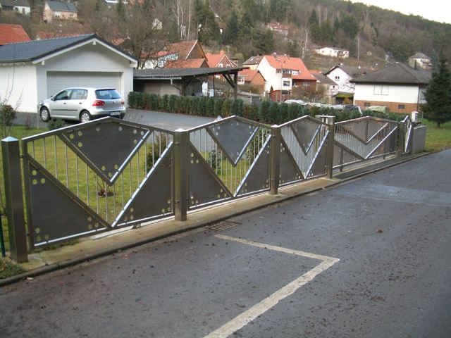 Balkongeländer mit Metallzaun-Motiv