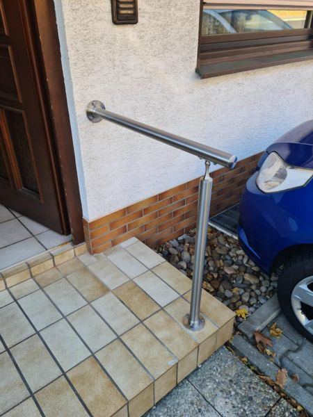 Edelstahl-Geländerpfosten an einer Eingangstreppe