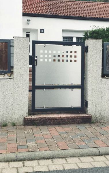 Lochblech-Sichtschutz an einem Hoftor