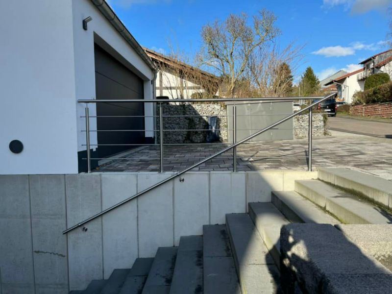 Edelstahlgeländer an einer Terrasse