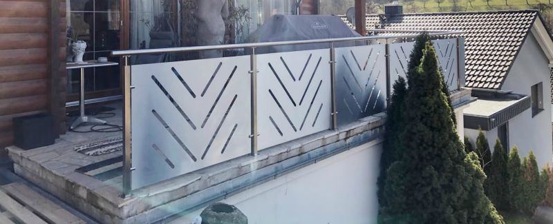 Lochblech-Balkongeländer mit Chevron-Muster
