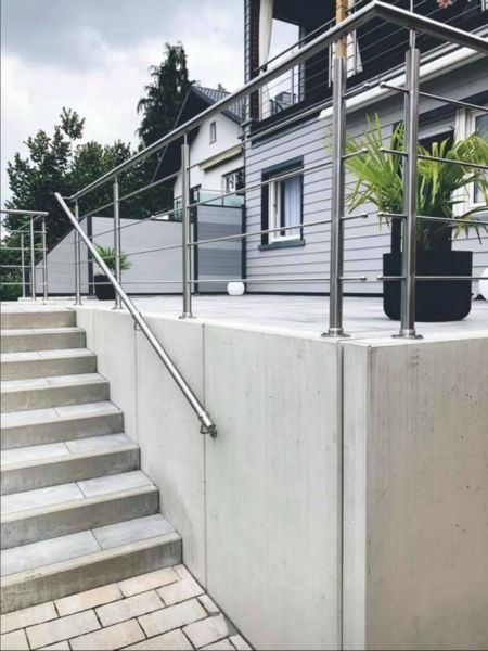 Edelstahlgeländer an einer Terrasse mit Pflanzkübeln